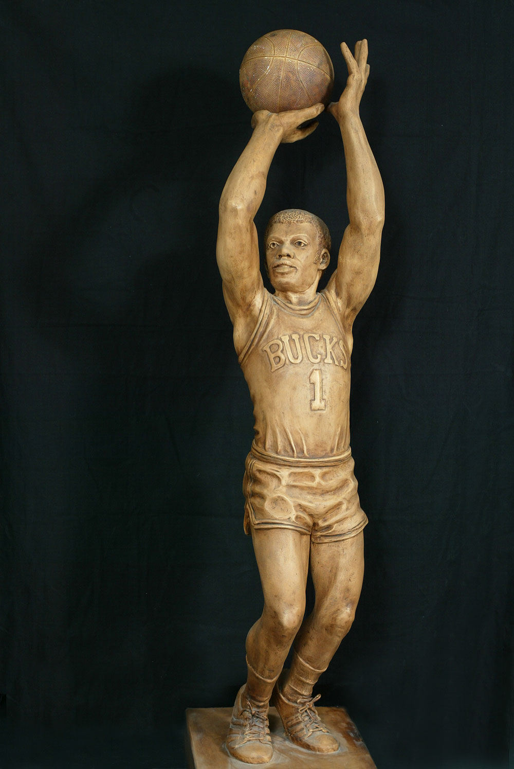 Sculpture of Oscar Robertson shooting a basketball.